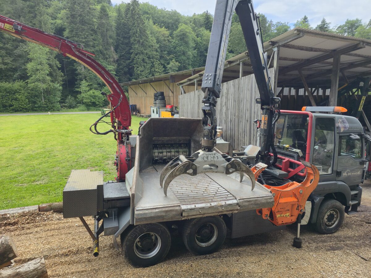 Masa de alimentare a tocătorului mobil, cu graiferul deasupra